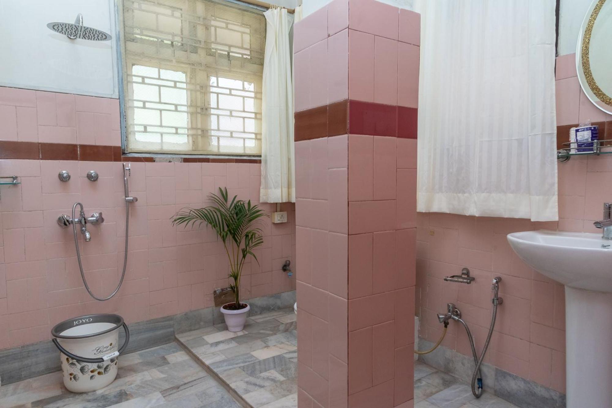 グワーハーティー The Urban Grandeur 1 Bed & Breakfast エクステリア 写真